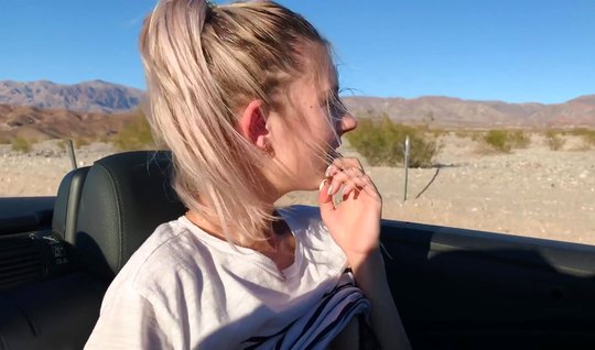 Русская блондинка в машине во время поездки показывает сиськи и трахается на публике