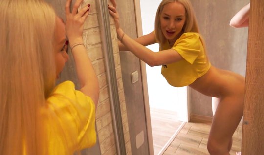 Русская блондинка во время домашнего порно прогнулась в позу раком и подставила щель для порки