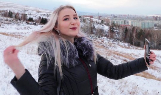 Русская блондинка во время прогулки не отказывается от съемки порно на природе