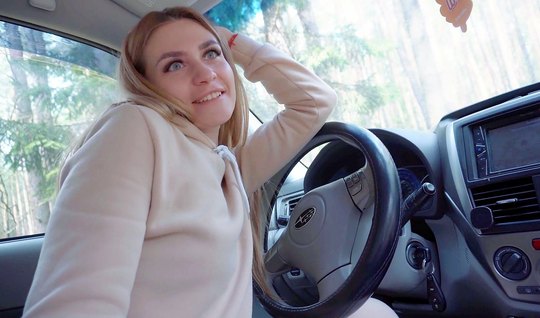 Русская телочка в машине сделала минет и не отказалась трахаться на природе