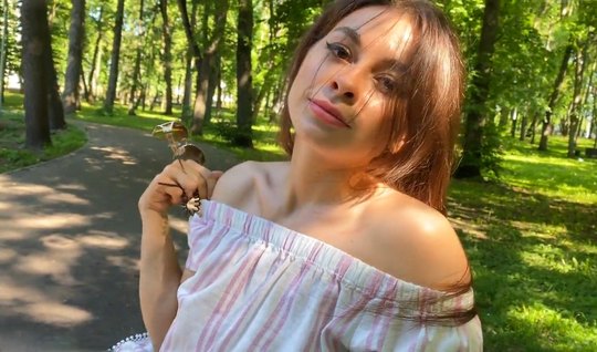 Русская девушка после прогулки по парку не против домашнего порно от первого лица
