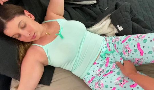 Толстушка во время домашнего порно спустила пижаму для секса на камеру