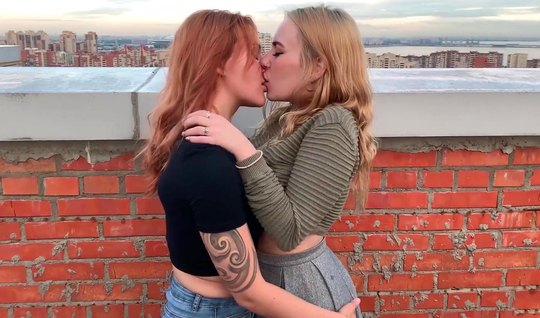 Русские лесбиянки на крыше дома получают удовольствие от куни и мастурбации