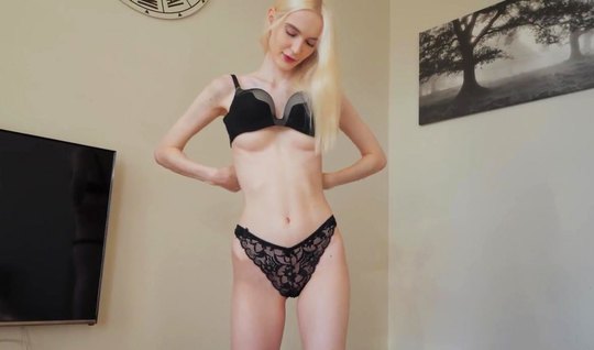 Худая русская блондинка разделась до гола и снялась в домашнем порно