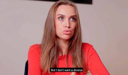 Русская девушка раздвигает ноги на диване для домашнего порно на камеру